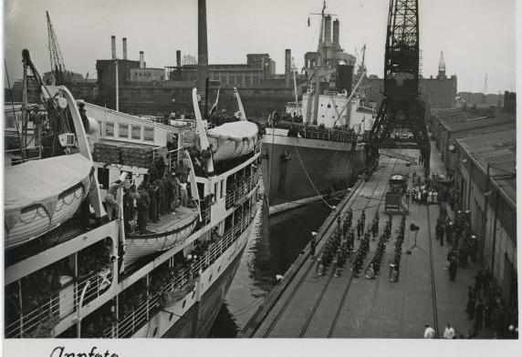 De schepen Sibajak en Kota Inten arriveren bij de Lloydkade, 1949. ANP Foto