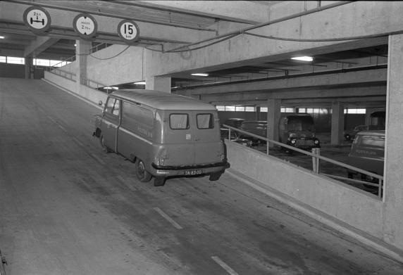 Een bestelwagen in de Rijksautomobiel Centrale