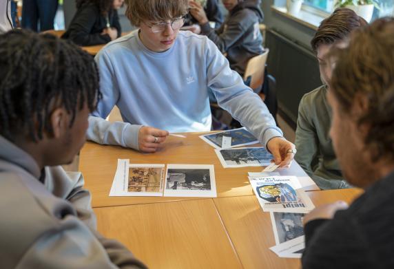 Leerlingen van de Montessori Mavo gaan aan de slag met de Canon van Rotterdam