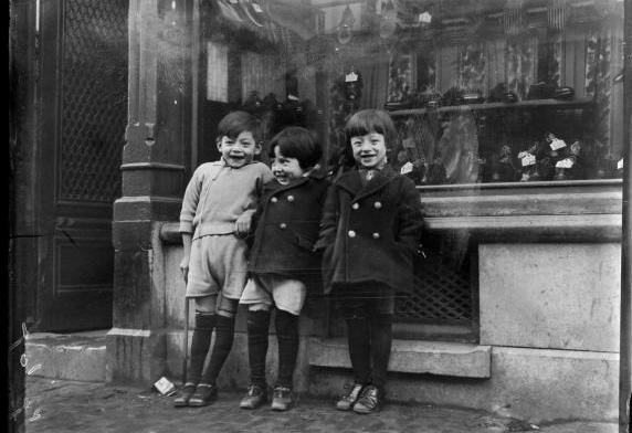 Drie Chinese kinderen op Katendrecht, 1920-1935. Collectie Spaarnestad