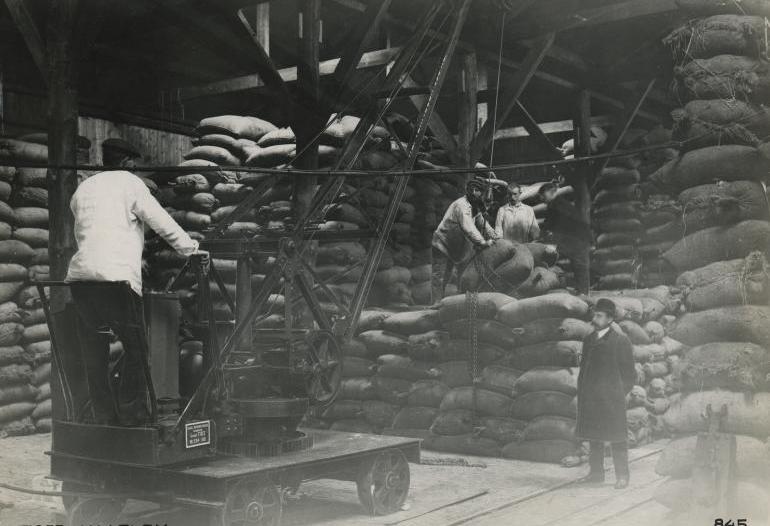 Een kraan voor het transporteren van balen van machinfabriek Figee. 