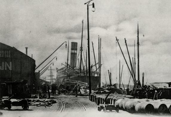 Foto van een oud schip aan de wilhelminakade.