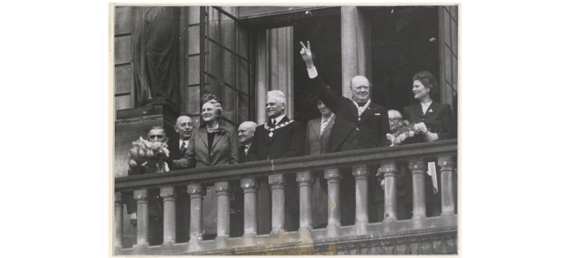 Familie Churchill en burgemeester Oud en zijn vrouw op het bordes stadhuis.