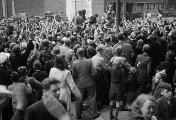 Een menigte mensen wacht wacht op de komst van de Canadese bevrijders, 1945.