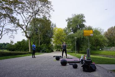 Sporten met een personal trainer in het Vroesenpark, Blijdorp. 