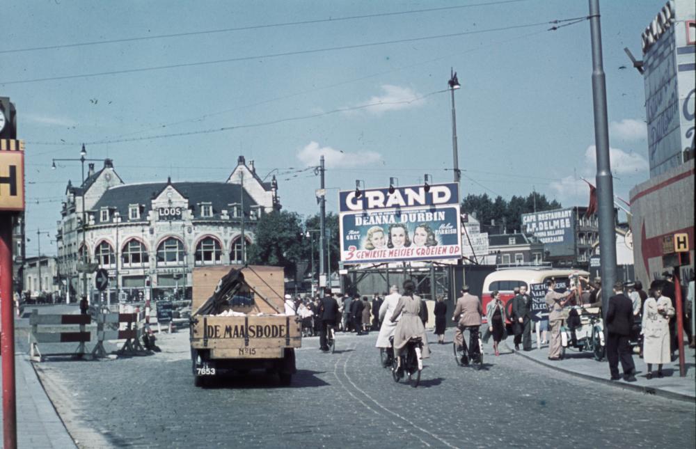 Hofplein Rotterdam met vrachtwagen De Maasbode en cafe Loos, 1937 - 1939