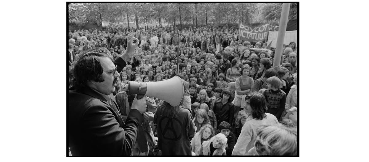 Van der Louw spreekt scholieren toe die betogen tegen de Spaanse dictator Franco