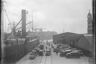 Personenautos komen per schip aan in de Rijnhaven (1930)