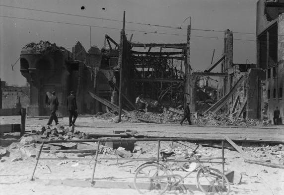 Restanten van het Nieuwsbladpand na het bombardement