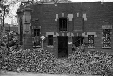 Bankgebouw na het bombardement