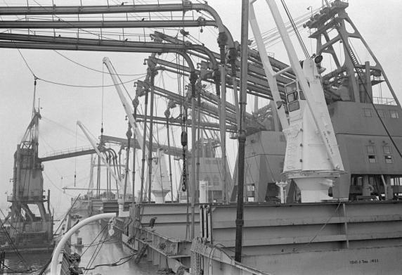 Drijvende en vaste elevators aan het werk op de GEM-terminal in Botlek