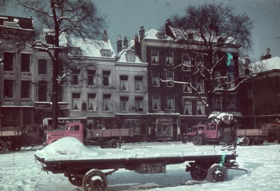 Sleperswagen vrachtwaten sneeuw Boompjes kleurenfoto's
