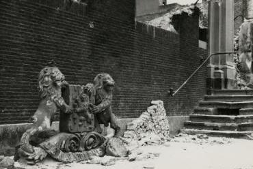 Gevelsteen Oost-Indisch Huis Vrij Entrepot, Boompjes, Bombardement