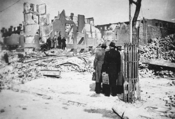 verwoeste huizen en gebouwen als gevolg van het geallieerde bombardement.