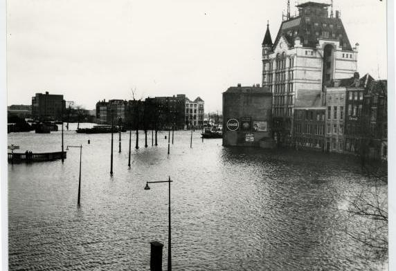 Het Witte Huis en de Geldersekade vlak na de watersnoodramp van 1953. 