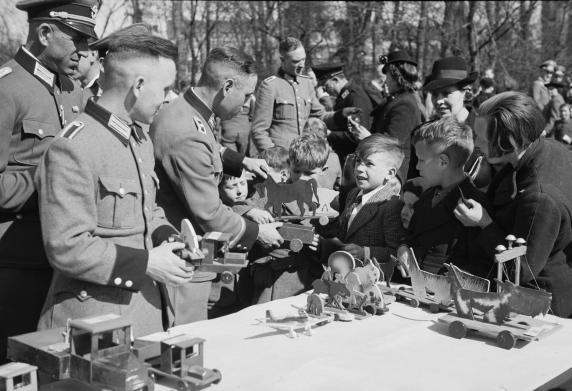 Duitse politieagenten delen zelfgemaakt speelgoed uit aan kinderen.