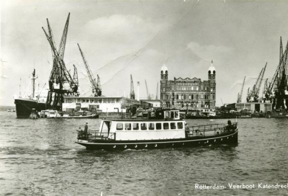 Foto van de Rijnhaven, op de voorgronde en klein schip in de verte hijskranen.