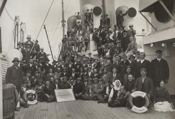 Groepsfoto van emigranten op het dek.