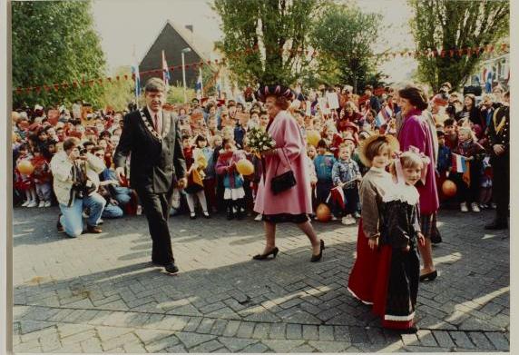 Koningin Beatrix wordt door burgemeester Bram Peper ontvangen in Overschie.