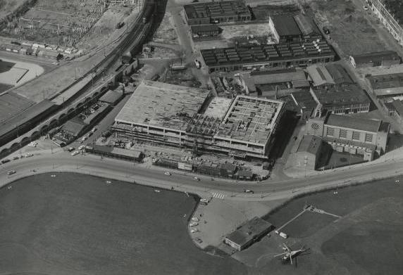 Luchtfoto van de Rijksautomobiel Centrale in aanbouw