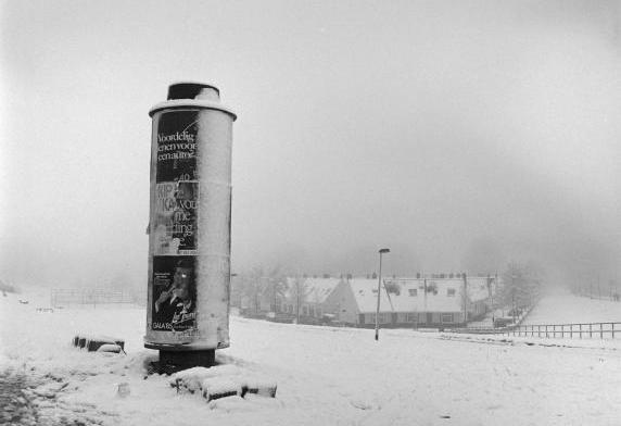 Sneeuw Witte dorp reclamezuilen Mathenesse