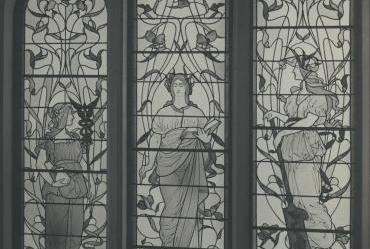 Foto van het gebrandschilderde raam in het trappenhuis van het archiefgebouw