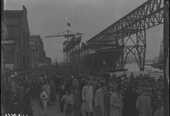 foto van tewaterlating van passagiersschip SS Nieuw Amsterdam.