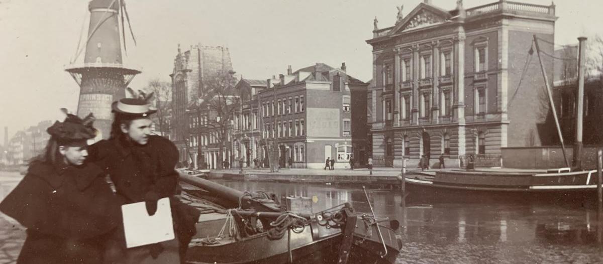 Coolsingel (toen nog Coolvest) rond 1900 met molen De Hoop en rechts het Erasmia