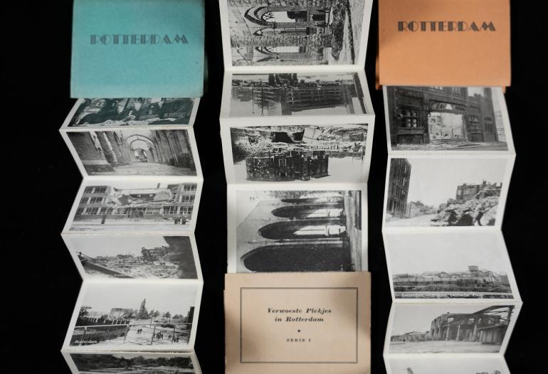 Mapjes met series van foto's die de verwoeste stad tonen.