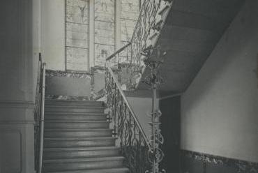 Foto van het trappenhuis van het nieuwe archiefgebouw