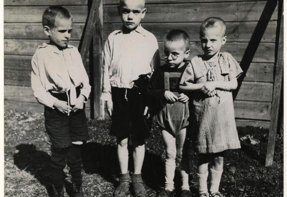 Vier vermagerde Rotterdamse kinderen tijdens de Hongerwinter.
