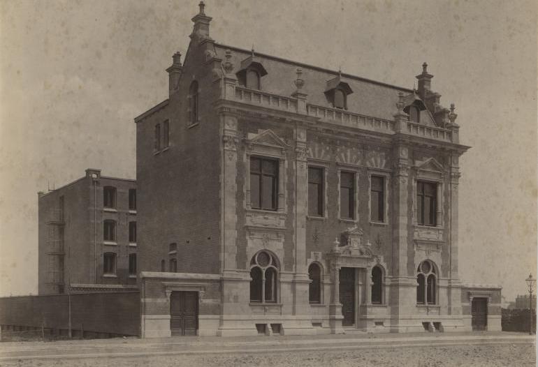 Foto van het archiefgebouw aan de Mathenesserlaan