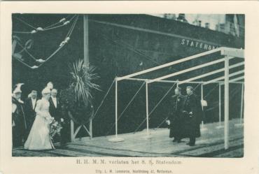 Koningin Wilhelmina en koningin-moeder Emma velaten het s.s. Statendam.