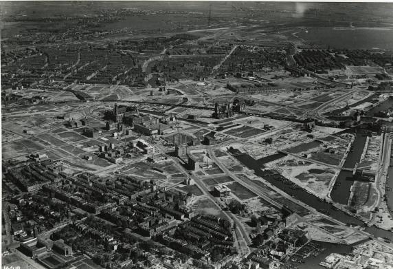 Luchtopname van de Coolsingel en het Hofplein, 1946.