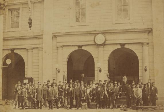 Groepsfoto van vrijwillige brandweermannen in 1878.