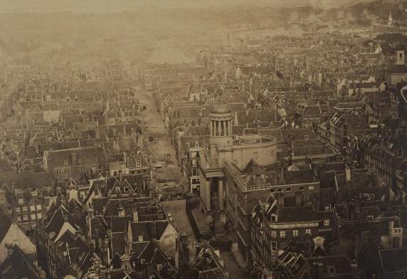 Bovenaanzicht op het stadhuis aan de Kaasmarkt