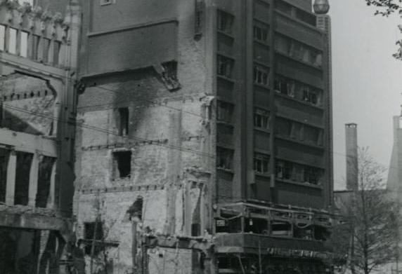 Opname van hotel Atlanta na het bombardement van 14 mei 1940.