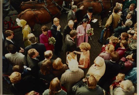 Koninginnedag 1992, koningin Beatrix loopt tussen de mensen.