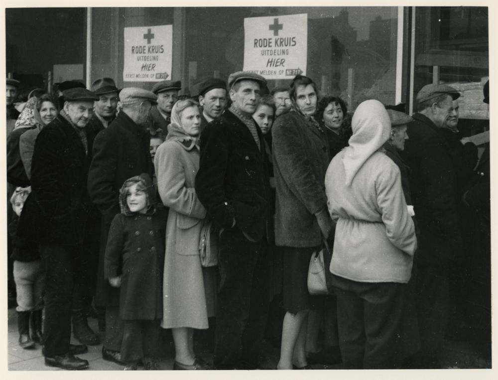 Mensen in de rij voor een uitdeelpost