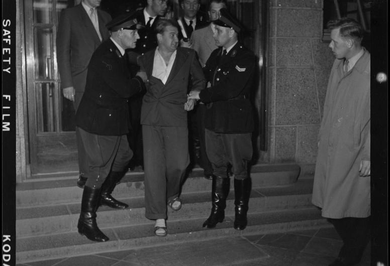 Hans Gruijters weggevoerd bij het politiebureau