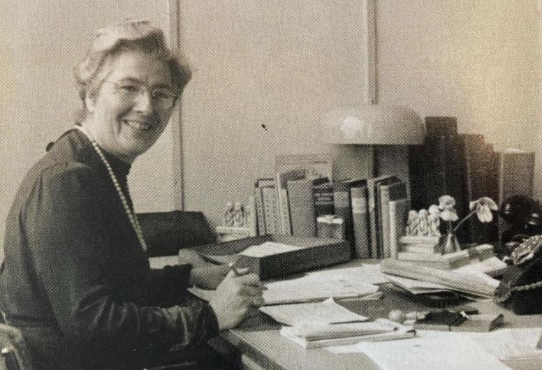 Vrouw aan schrijftafel 