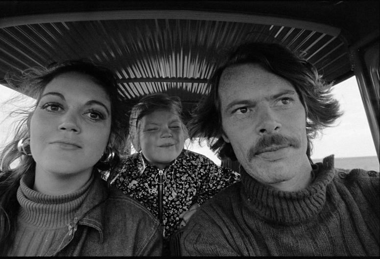 Fotograaf Jan Henderik in de auto met zijn vrouw en dochter