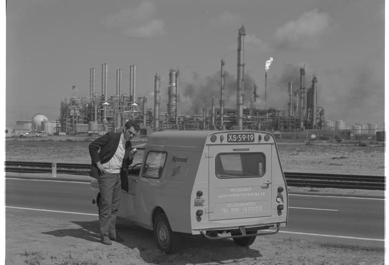 Testauto van Meldkamer Luchtverontreiniging en Geluidshinder Rijnmond in 1970. Foto Ary Groeneveld. Collectie 4121, nr. 12334-01
