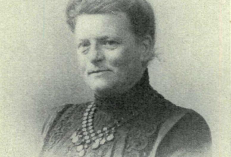 Portret van Elisabeth Baelde (1859-1947), rond de vorige eeuwwisseling de drijvende kracht achter de Rotterdamse tak van Tesselschade-Arbeid Adelt. Foto uit het Rotterdams Jaarboekje 1948