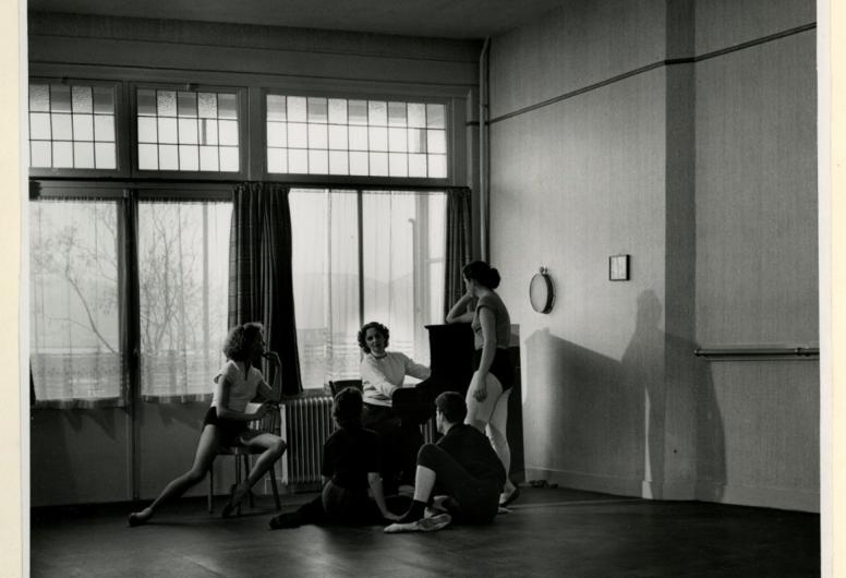 Corrie Hartong geeft dansles in haar dansschool aan het Haringvliet. Foto: Fototechnische Dienst Gemeentewerken, collectie 4204, nr. XXII-166-03