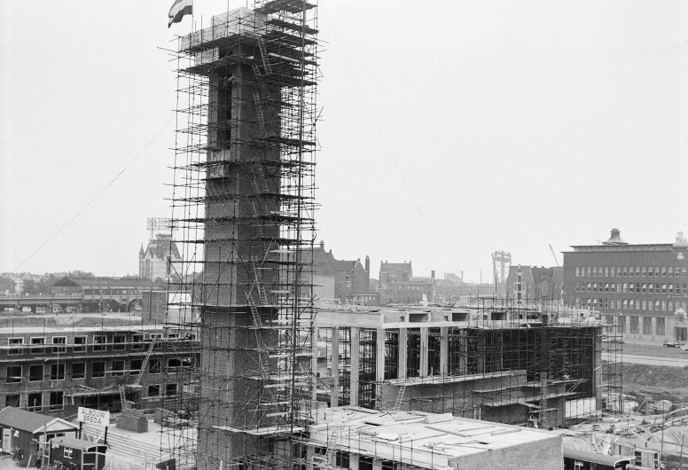De Nederlandse vlag op de toren van de Steigerkerk om te vieren dat het hoogste punt was bereikt, 1959.