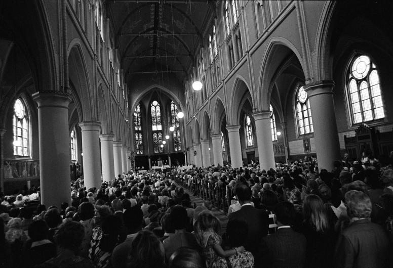 Grote drukte tijdens de laatste kerkdienst in de Provenierskerk, 1975