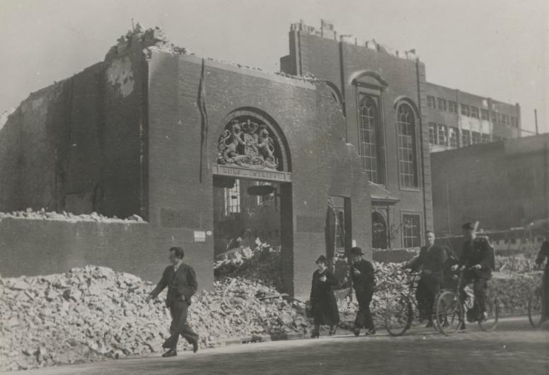mensen lopen langs puin en gebombardeerde gebouwen