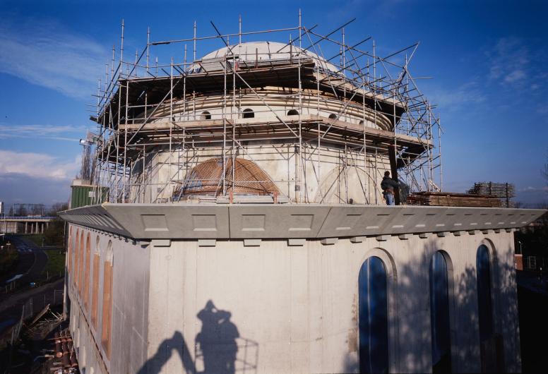 De Mevlana Moskee in aanbouw.