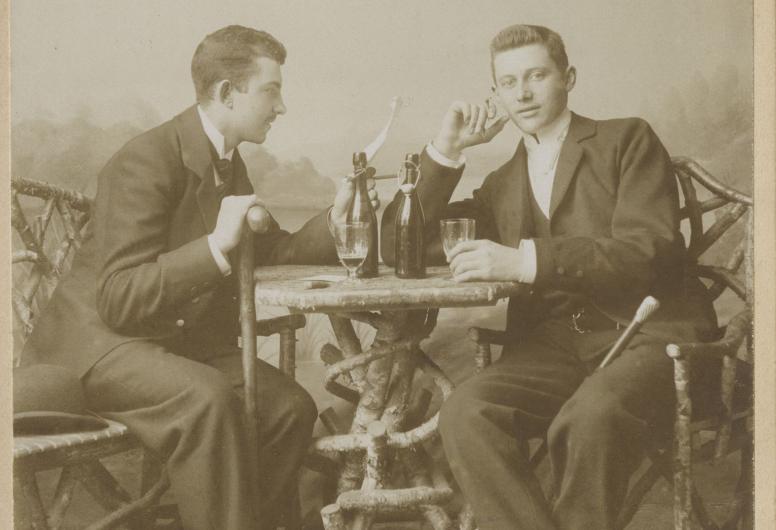 Een kabinetkaart met twee broers